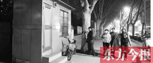 1月13日晚9點(diǎn)30分，鄭州市綠城廣場內(nèi)的公廁依然開放