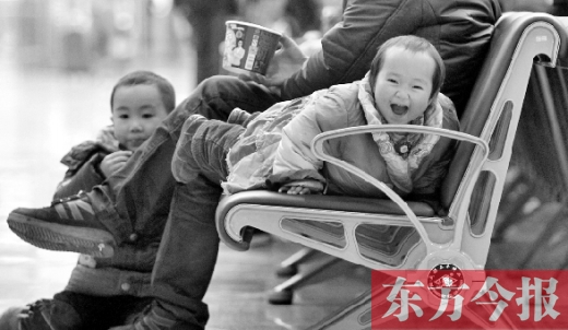 鄭州東站候車長椅上，哈哈，馬上回家過年有禮物收了