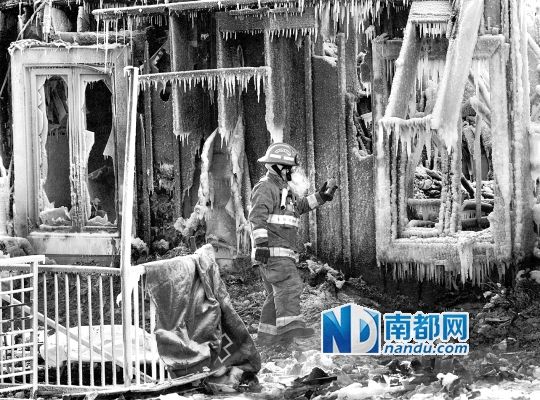 消防員用蒸汽機融化救火后殘留的冰層，尋找遇難者遺