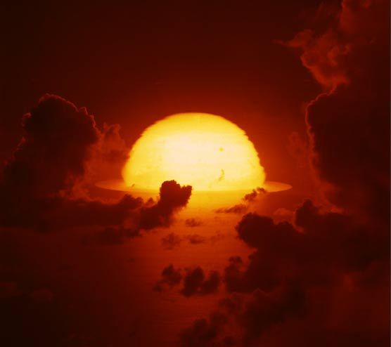 1961年，南太平洋上空，氫彈爆炸后的大火球開始擴(kuò)散。