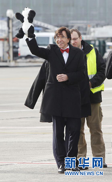 2月23日，在比利時(shí)首都布魯塞爾的國家機(jī)場，比利時(shí)首相迪呂波手舉熊貓玩具歡迎大熊貓“星徽”和“好好”