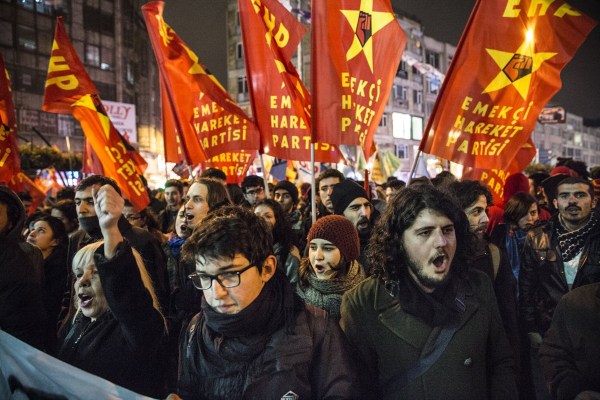 當(dāng)?shù)貢r間2014年2月25日，土耳其伊斯坦布爾，總理涉腐錄音引發(fā)全國抗議，要求本屆政府下臺。