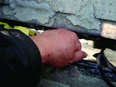 圖為大橋17號(hào)墩處橋面裂縫。梅建明 攝