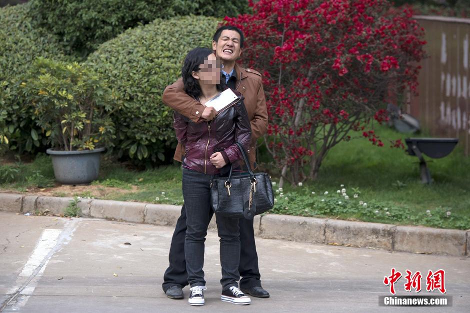 4月8日，劫持者與警方對(duì)峙。