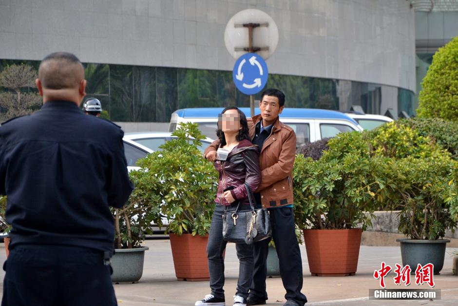 圖為劫持者與警方談判中。