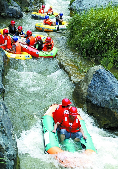 8月16日，游客在盧氏縣豫西大峽谷景區(qū)進(jìn)行漂流比賽。