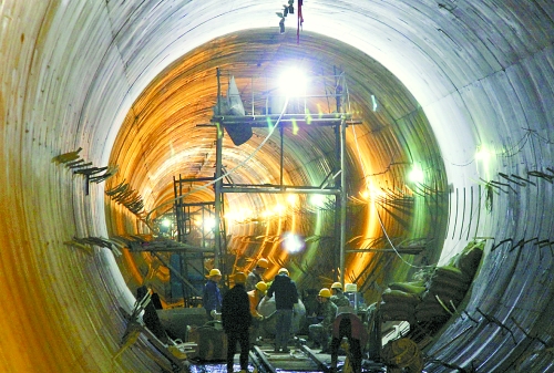 2012年12月30日，工人們在南水北調(diào)中線穿黃隧洞內(nèi)施工。