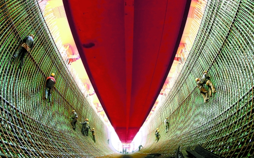 2月27日，南水北調(diào)中線鄧州湍河渡槽工程建設(shè)者在槽體內(nèi)扎鋼筋。