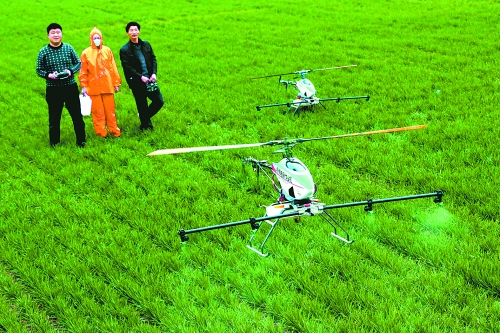 無(wú)人作業(yè)機(jī)一分鐘可為一畝地噴一升藥。