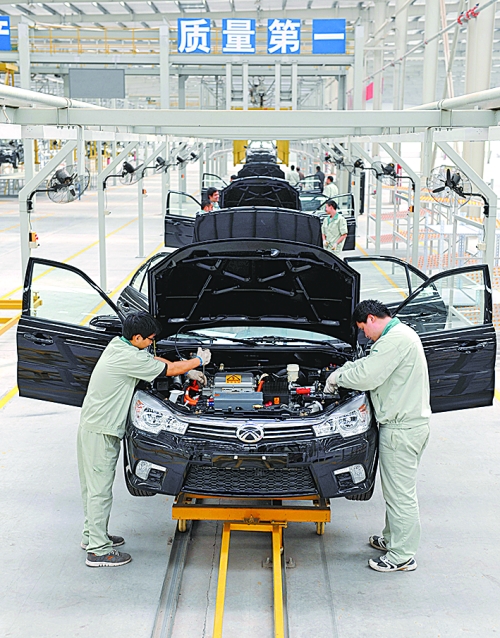 　　4月16日，新鄉(xiāng)市新能電動(dòng)汽車有限公司的工作人員在電動(dòng)汽車生產(chǎn)流水線上作業(yè)。目前，新鄉(xiāng)現(xiàn)有規(guī)模以