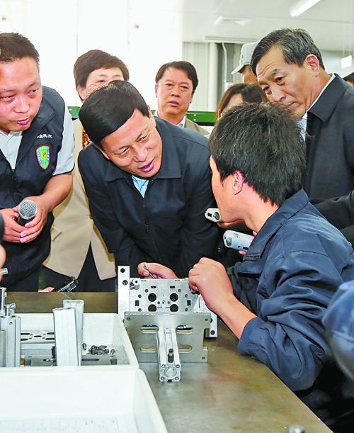 4月24日，省委副書記、省長謝伏瞻在濟源虎嶺產(chǎn)業(yè)集聚區(qū)考察。