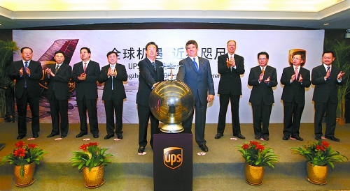 10月8日，美國聯(lián)合包裹公司（UPS）鄭州－美國阿拉斯加安克雷奇市貨運(yùn)新航線開通儀式在鄭州舉行