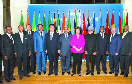 　3月27日，國家主席習近平在南非德班出席金磚國家領導人與非洲國家領導人對話會。這是與會領導人集體合