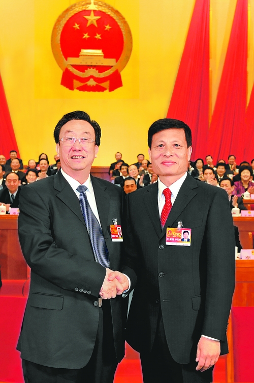 4月2日上午，新當選的省人大常委會主任郭庚茂與新當選的省人民政府省長謝伏瞻親切握手。郭宇 董亮 攝