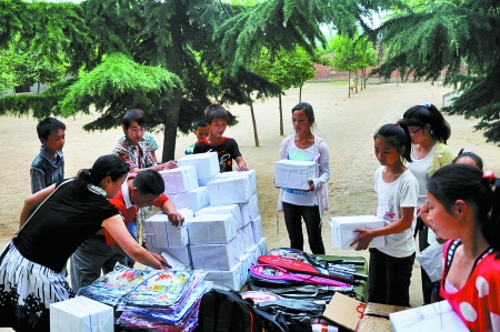 讓進城務工者子女走進“七彩課堂” 讓進城務工者子女走進“七彩課堂”