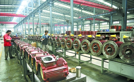 8月9日，南陽微特防爆電機(jī)有限公司員工生產(chǎn)出口訂單產(chǎn)品。