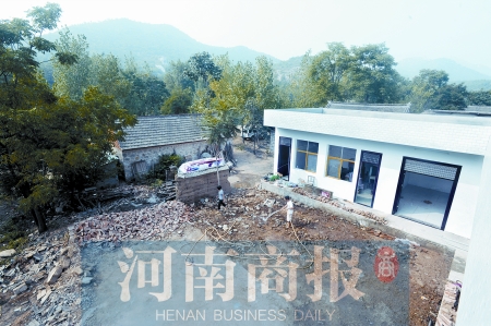 新校舍旁邊，是徐云玲和學(xué)生們用了多年的石頭校舍 河南商報(bào)記者 鄧萬里/攝