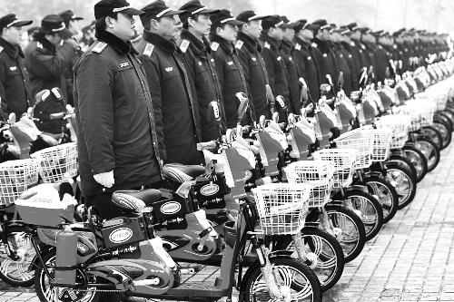 鄭州巡防隊(duì)員騎上巡邏電動(dòng)車