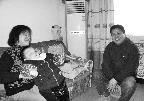 恩人找到了、飯碗保住了，張新明（右）與原竹青都開心地笑了。