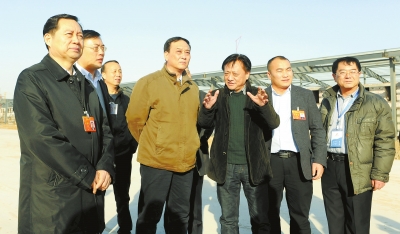 　　鄭州手拉手集團董事長賈長明（右三）向省農(nóng)業(yè)廳廳長朱孟洲（右四），省政府副秘書長、省政府駐京辦主任