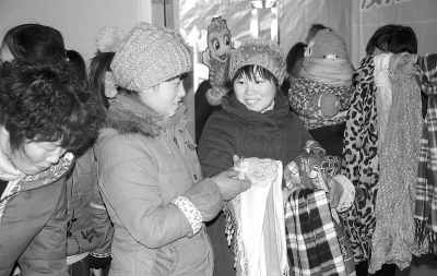 汝陽(yáng):年貨訂貨會(huì)吸引上萬(wàn)群眾 汝陽(yáng):年貨訂貨會(huì)吸引上萬(wàn)群眾