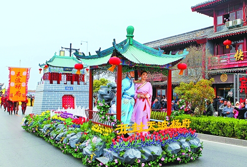 2013中國(開封)清明文化節(jié)舉行大巡游活動(dòng)。記者 鄧放 攝