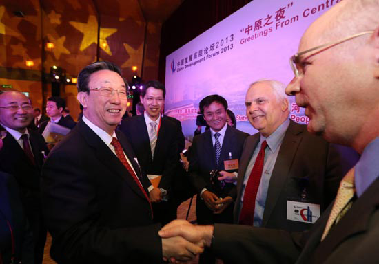 3月24日晚，省委書記、省長郭庚茂在參加中國發(fā)展高層論壇“中原之夜”活動時與外商親切握手交談。