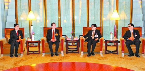 　3月24日，國(guó)務(wù)院發(fā)展研究中心主任李偉在北京會(huì)見(jiàn)了前來(lái)出席中國(guó)發(fā)展高層論壇“中原之夜”活動(dòng)的河南省