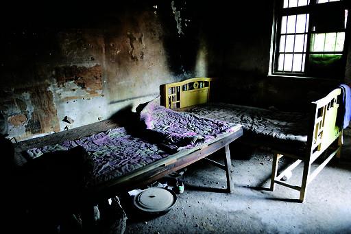 姐妹倆的臥室長期不通風(fēng)，又潮又悶