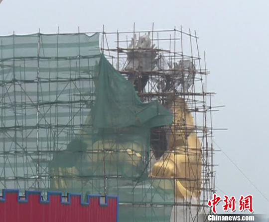 洛陽(yáng)“大背頭”雕像改換龍頭 洛陽(yáng)“大背頭”雕像改換龍頭