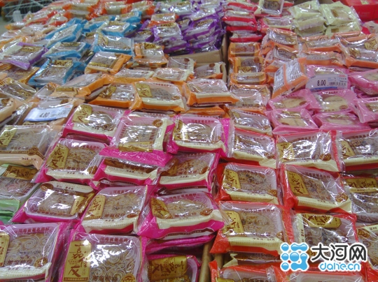 漯河超市月餅銷售遭冷遇 訂做月餅更受市民青睞 漯河超市月餅銷售遭冷遇 訂做月餅更受市民青睞