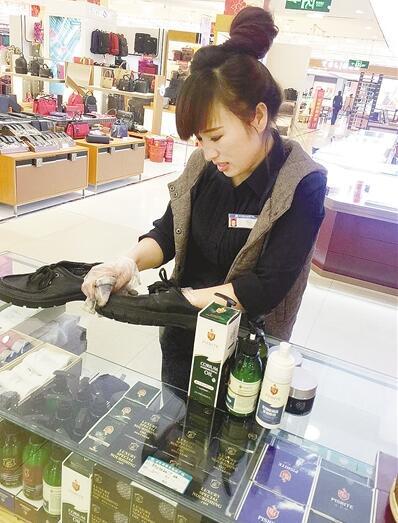 女子來漯河擦鞋七年 如今買了房開了店 女子來漯河擦鞋七年 如今買了房開了店