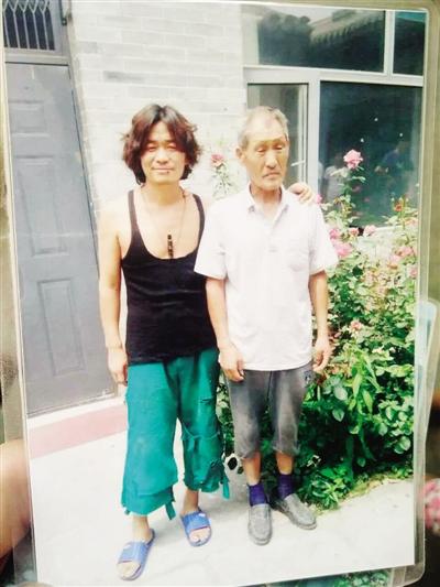 拍片間隙，王寶強(qiáng)與楊林貴在片場(chǎng)合影