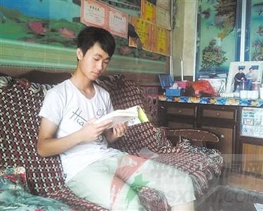 大學(xué)還沒(méi)開(kāi)學(xué)，谷新成已開(kāi)始瀏覽有關(guān)法律的書籍