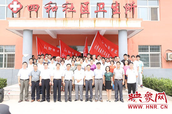 新鄉(xiāng)醫(yī)學院師生到唐莊義診 學習吳金印為群眾辦好事 新鄉(xiāng)醫(yī)學院師生到唐莊義診 學習吳金印為群眾辦好事