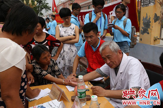 新鄉(xiāng)醫(yī)學院師生到唐莊義診 學習吳金印為群眾辦好事 新鄉(xiāng)醫(yī)學院師生到唐莊義診 學習吳金印為群眾辦好事