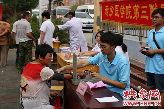 新鄉(xiāng)醫(yī)學院師生到唐莊義診 學習吳金印為群眾辦好事 新鄉(xiāng)醫(yī)學院師生到唐莊義診 學習吳金印為群眾辦好事