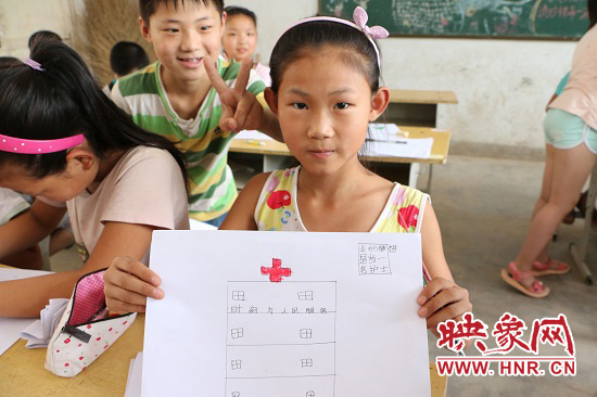 在以“中國夢”主題 的繪畫課堂上，孩子們寫下了自己的夢想