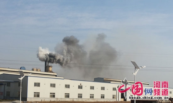 信陽一工廠排煙飄散數(shù)公里 附近村民戴口罩干活 信陽一工廠排煙飄散數(shù)公里 附近村民戴口罩干活