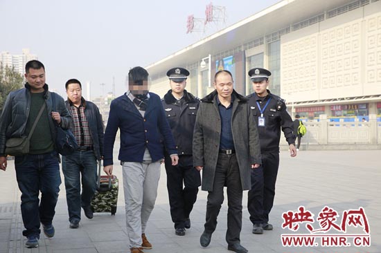 男孩陷傳銷窩鄭州警方千里解救 揭秘帶血照片制造過(guò)程 男孩陷傳銷窩鄭州警方千里解救 揭秘帶血照片制造過(guò)程