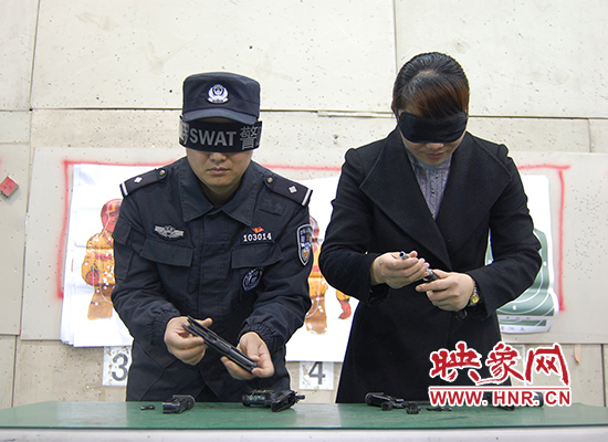 巾幗不讓須眉！鄭州女警蒙眼拆裝手槍不到一分鐘