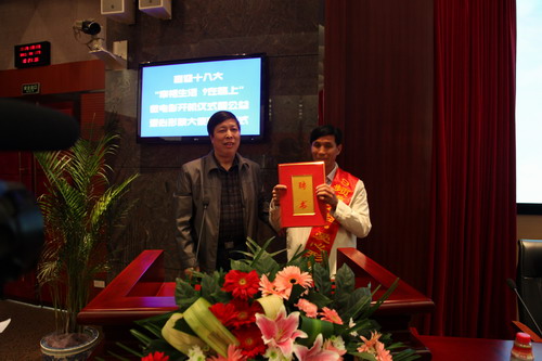 河南平頂山魯山縣電視臺(tái)的記者張朝岑，接過(guò)了河南電視臺(tái)9頻道總監(jiān)張克宣遞上的聘書(shū)。