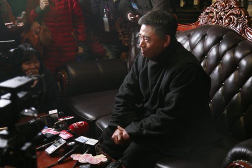 各路記者的長槍短炮對準(zhǔn)了《大河兒女》主演陳寶國。