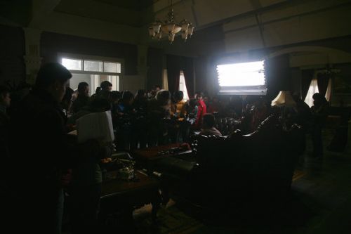 各路媒體記者探班《大河兒女》現(xiàn)場。