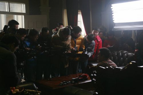 各路媒體記者探班《大河兒女》現(xiàn)場。