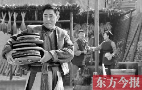 陳寶國(guó)在《大河兒女》中飾演男一號(hào)、燒制鈞瓷的手藝人賀焰生