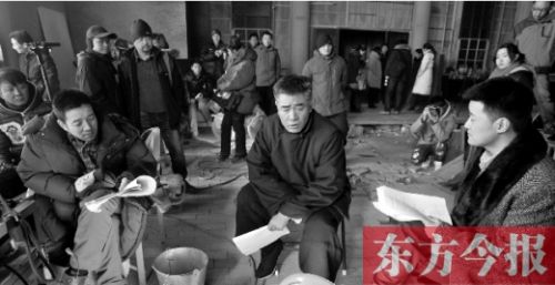 導(dǎo)演安建（左）、主演陳寶國(guó)等坐在一起說(shuō)戲