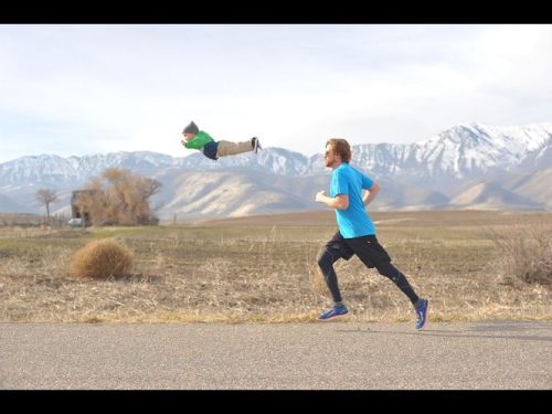 美國男子為患唐氏綜合癥兒子拍“飛行照” 美國男子為患唐氏綜合癥兒子拍“飛行照”