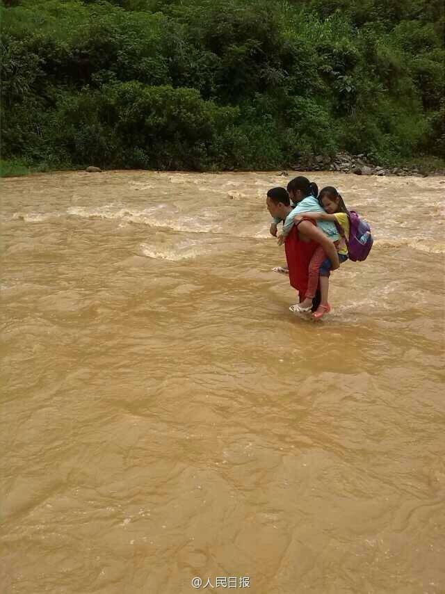 云南一小學(xué)老師常背學(xué)生過河上學(xué) 云南一小學(xué)老師常背學(xué)生過河上學(xué)
