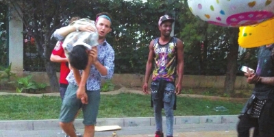 外籍男子當(dāng)街肩扛、腳踏醉漢